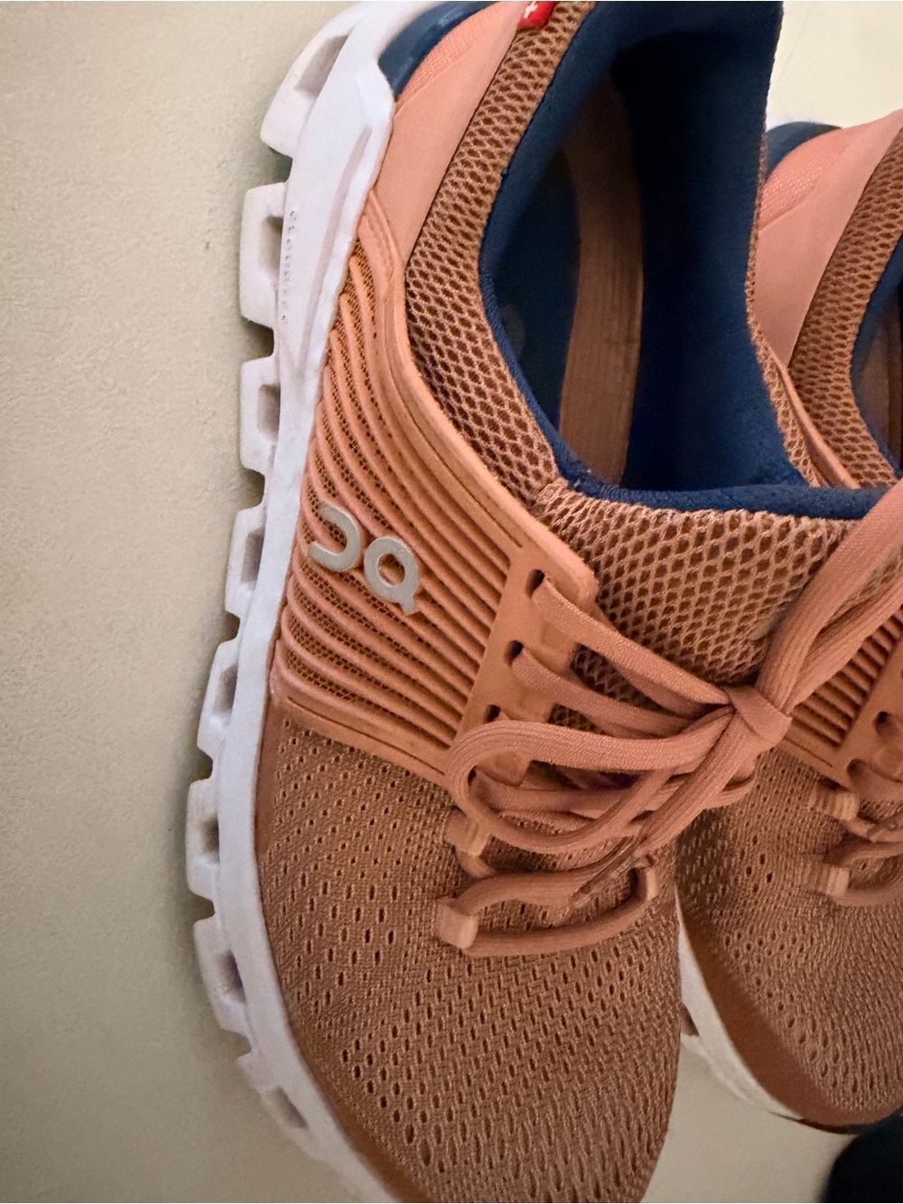 On Cloud Running Shoes OG Blush with Navy Lining - Picture 2 of 6